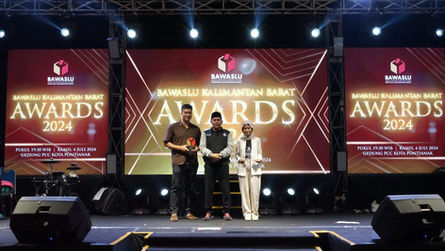 The Appreciation Award was bestowed upon Pusbisindo West Kalimantan by Bawaslu West Kalimantan