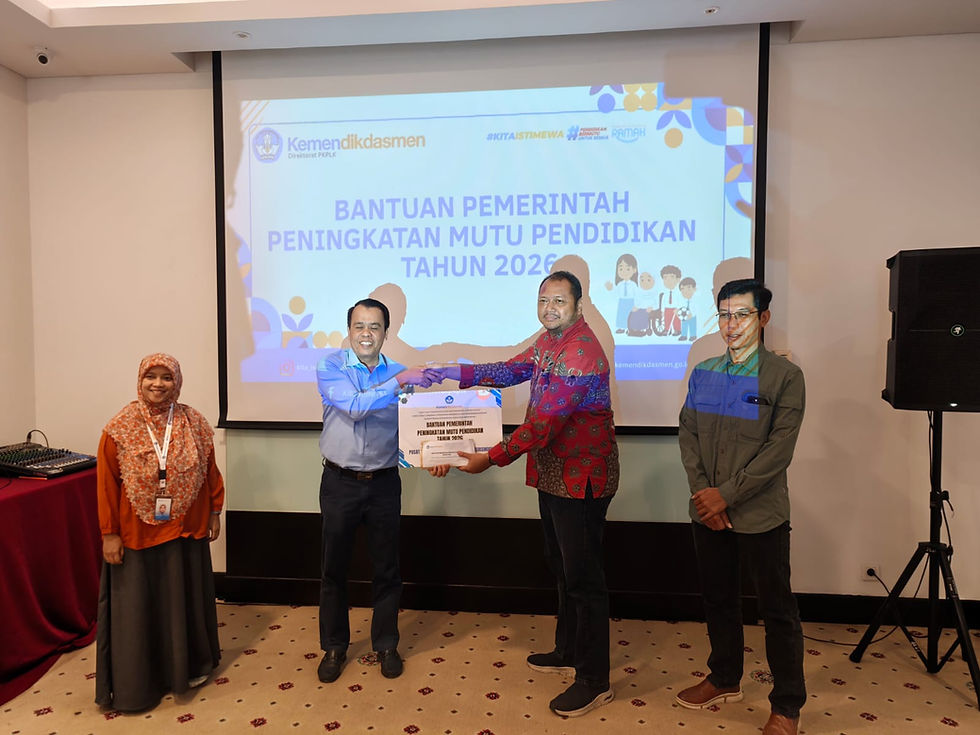 Momi selaku ketua Pusbisindo berjabat tangan dalam rangka terima bantuan dari Direktorat PKPLK