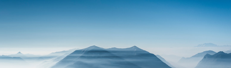 Paysage de montagne bleuté avec le texte “L’Astuce WhiteBlock”, illustrant un conseil stratégique sur l’ouverture anticipée d