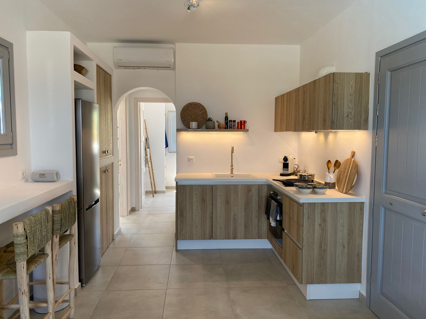10 Fully equiped kitchen Beachhouse Omega Naxos.jpeg