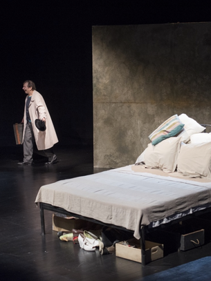 Starzy znajomi licytują się na choroby i wymiotują na łóżko. Romantycy w Teatrze Dramatycznym