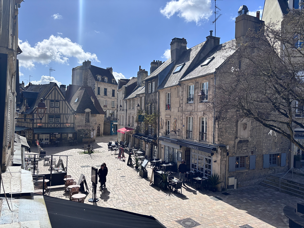 Vue en plongée d’une terrasse animée dans la rue du Vaugueux à Caen