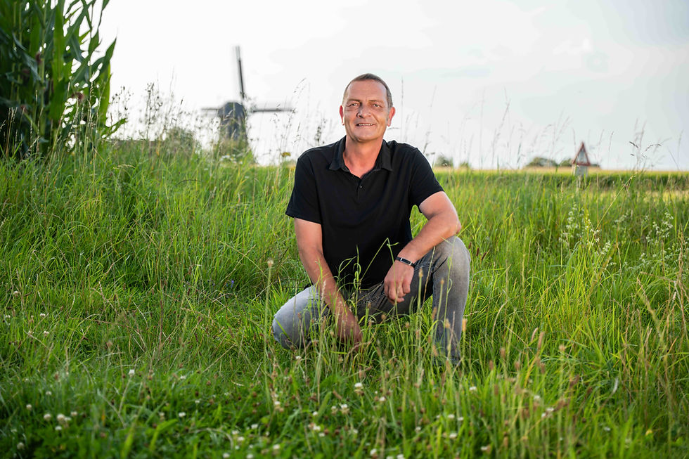 Bürgermeisterkandidat Christian Franke vor der Hollicher Mühle
