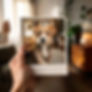 Firefly une main tenant une photographie d'un chien, en fond on distingue l'intérieur d'un