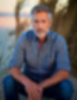 Firefly photo d'un homme de 50 ans, assis et qui nous regarde en face avec les yeux bleu 1
