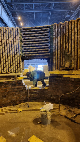 Pintura refractaria WWY6Y9 siendo usada como aislamiento térmico en los páneles de enfriamiento de un horno de arco eléctrico.