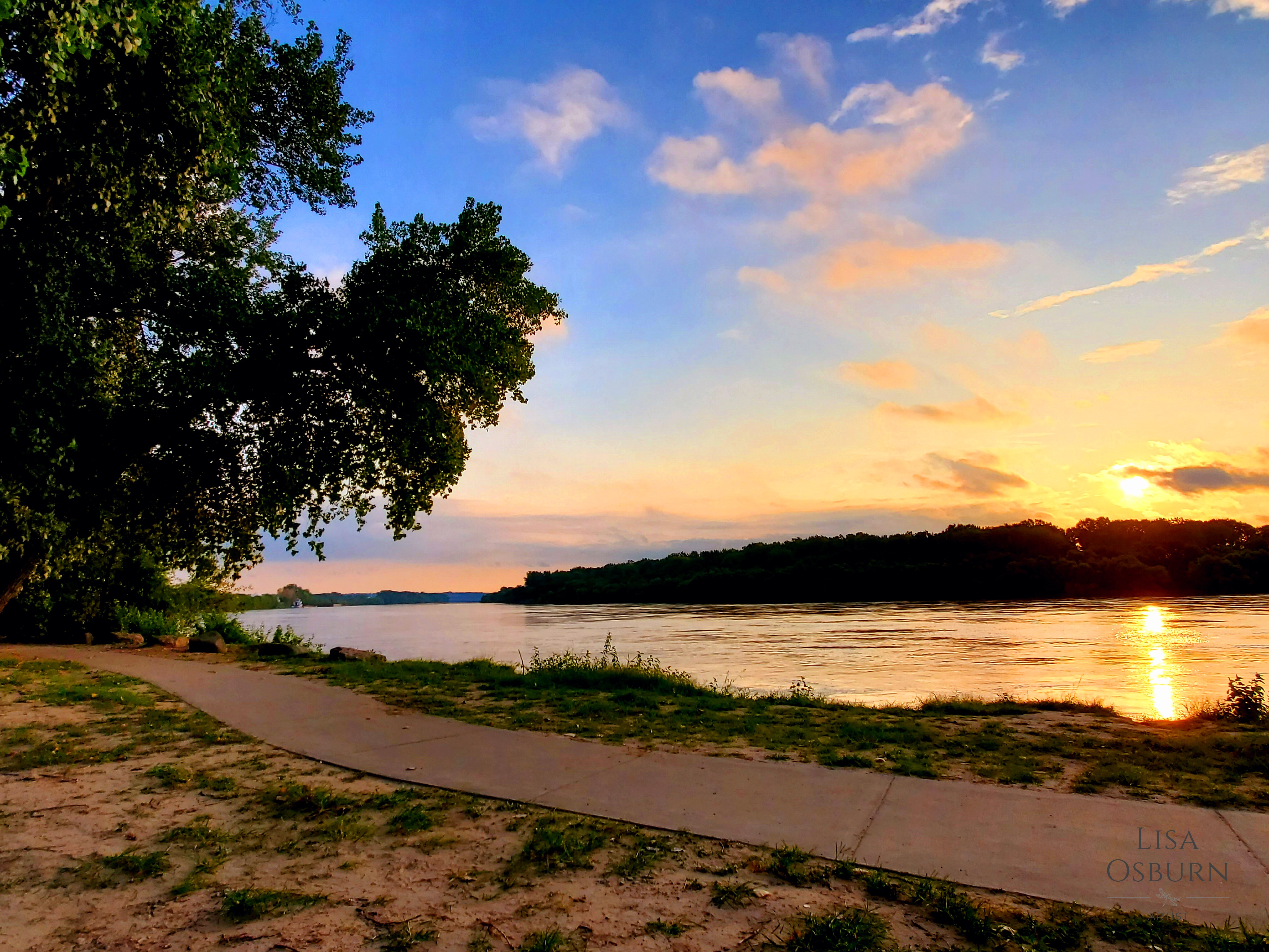 MO river Sunrise Kawpoint_ArtistLLO.jpg