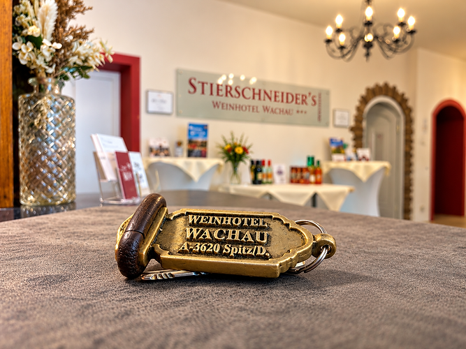 lobby_weinhotelwachau_welcomedesk.png