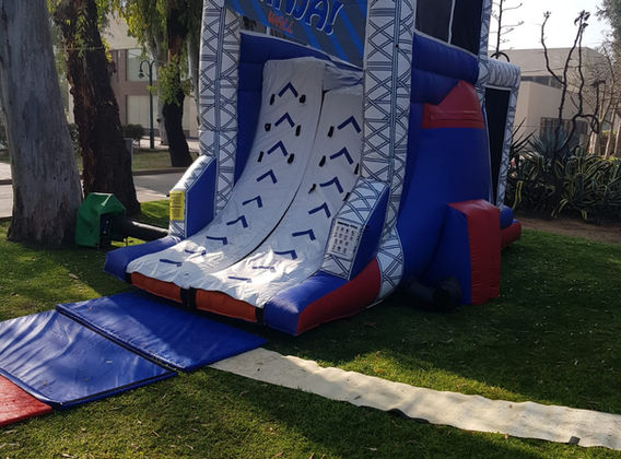 מתקן משחקים מתנפח ענק עם מגלשה