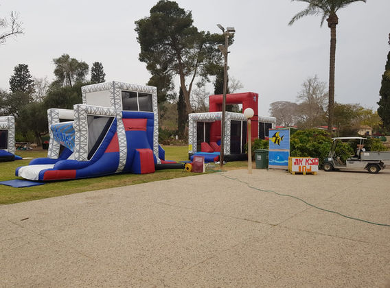 מתנפחים אדומים וכחולים בחוץ, כיף גדול