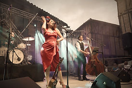 Chanteuse Pin-up vintage avec son gorupe de musique swing pour danseurs de Lindy-hop