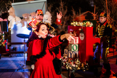 Musiciens en costume de jouet soldat ( Casse Noisette ) et chanteuse pour ce spectacle de Noël en déambulation , un véritable concert de rue