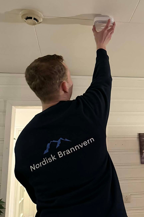Kontroll av brannalarm, foto