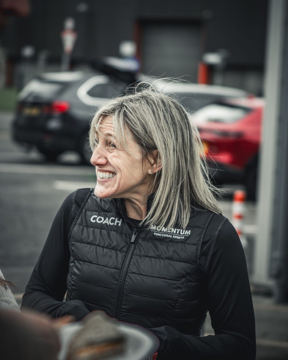 A dynamic fitness image capturing real training moments within a functional fitness environment. The focus is on movement, performance, and atmosphere, creating strong visual content for digital and marketing use.