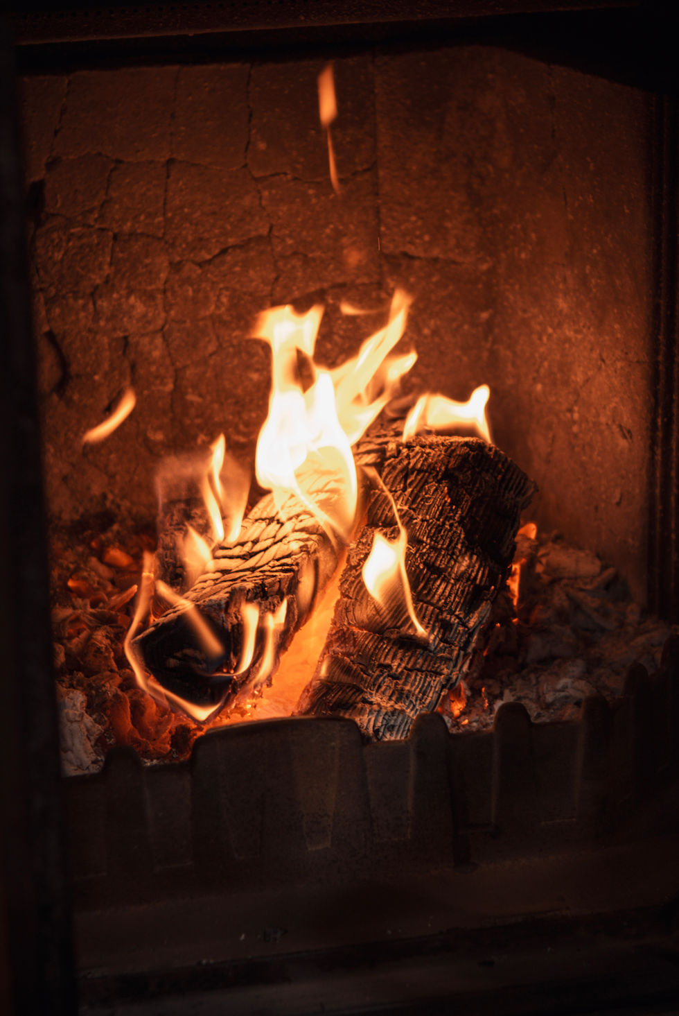 A luxury lifestyle photograph highlighting the landscape, accommodation, and calm atmosphere of a country resort. The image showcases the experience through soft lighting, thoughtful composition, and a relaxed, high-end aesthetic.