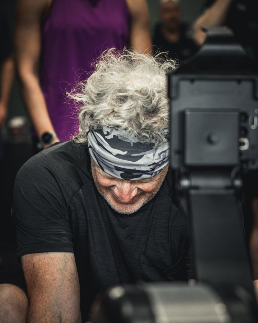 A dynamic fitness image capturing real training moments within a functional fitness environment. The focus is on movement, performance, and atmosphere, creating strong visual content for digital and marketing use.