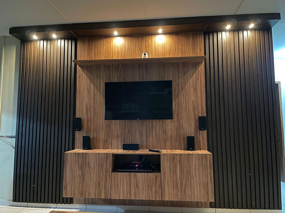 Miniatura: Mueble para TV con paneles ripados 