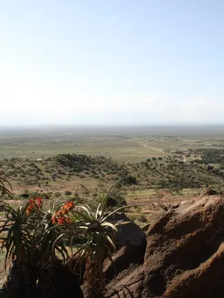 Utsikt iEn storslått utsikt over det enorme landet Maji Moto i Kenya