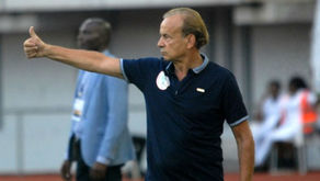 Is it true that Gernot Rohr makes very late substitutions?