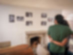 Pareja abrazada mirando una fotografía impresión aluminio sobre chimenea