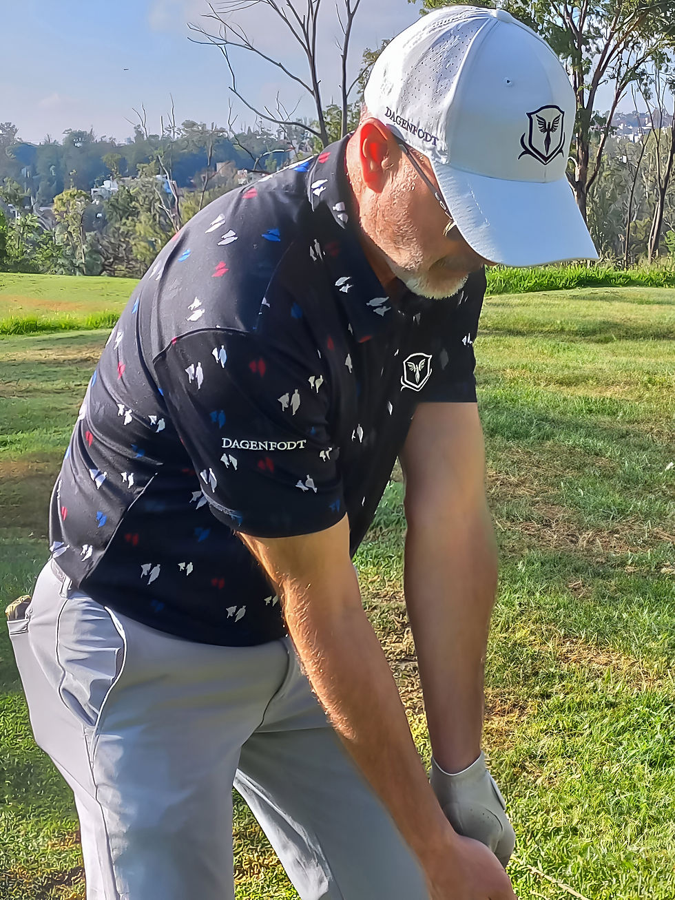 Golfista entrenando con polo de golf rancis Ouimet Negro playera de golf tipo polo
