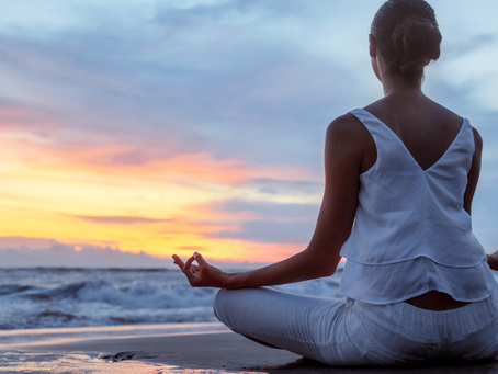 Apprenez comment le yoga guide vers la maturité spirituelle grâce aux asanas, au souffle et à la méditation. Un article inspirant et accessible.