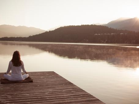 Pratique quotidienne de yoga pour développer patience et constance – postures, respiration et méditation pour un esprit calme et un corps équilibré.