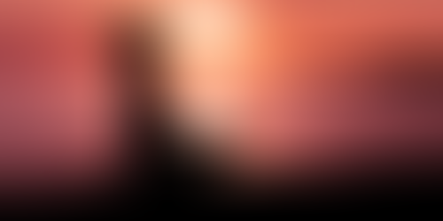 Personne en posture de méditation face à un paysage naturel, incarnant la pleine conscience et l’attitude d’observer sans juger, au cœur de la pratique du yoga.