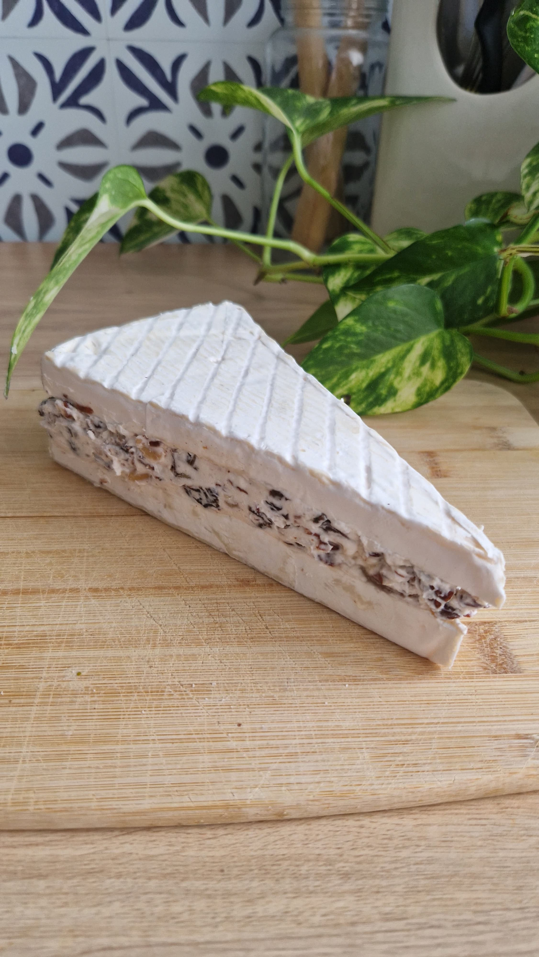 Un bébé qui mange et qui a de la purée autour de la bouche