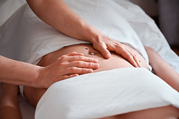 Narbenmassage bei einer Frau bei intoFlow in Hamburg