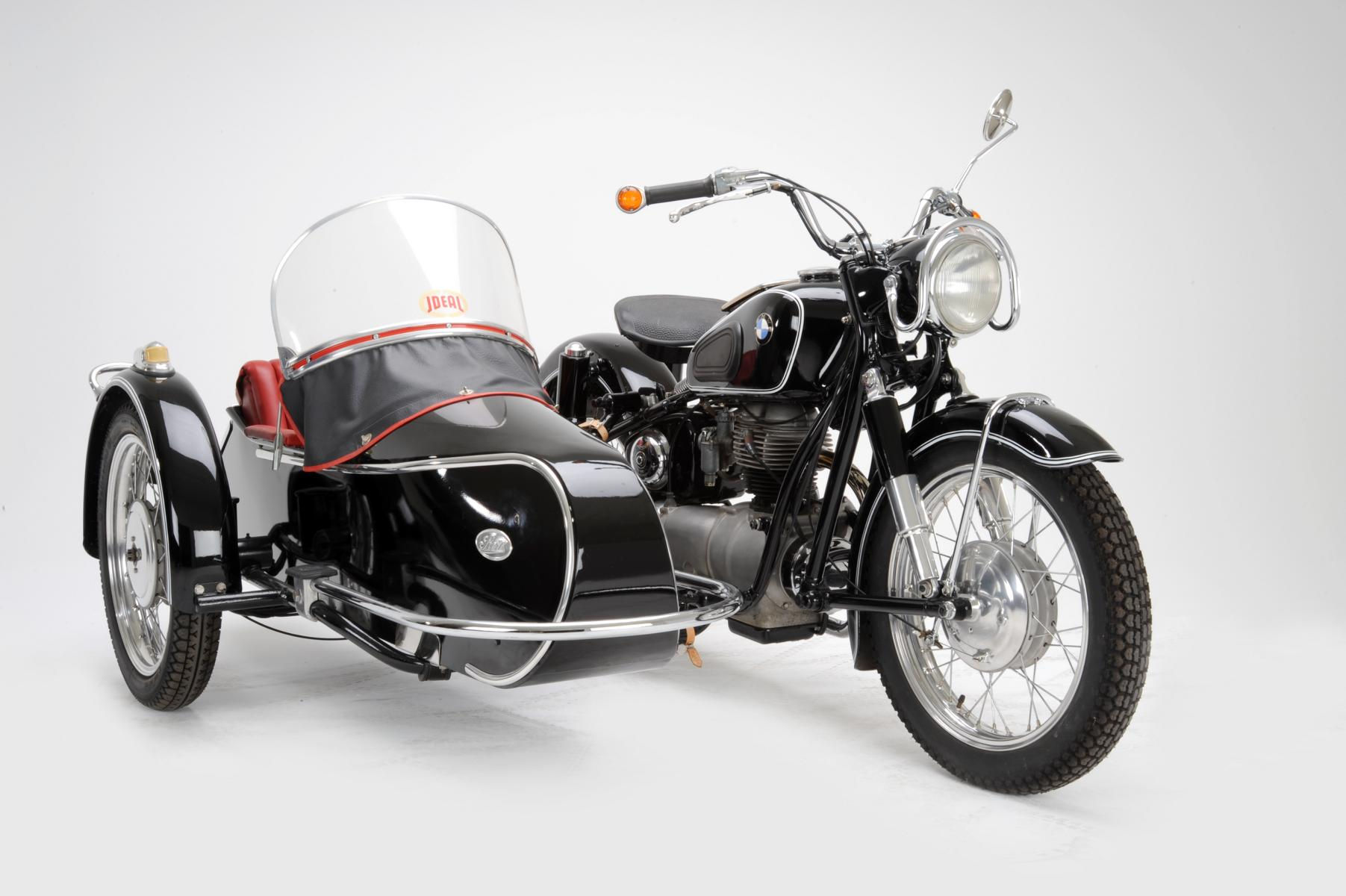 BMW R26 Gespann Baujahr 1956 in eleganter schwarzer Lackierung mit charakteristischem Beiwagen, ausgestellt im PS.SPEICHER.