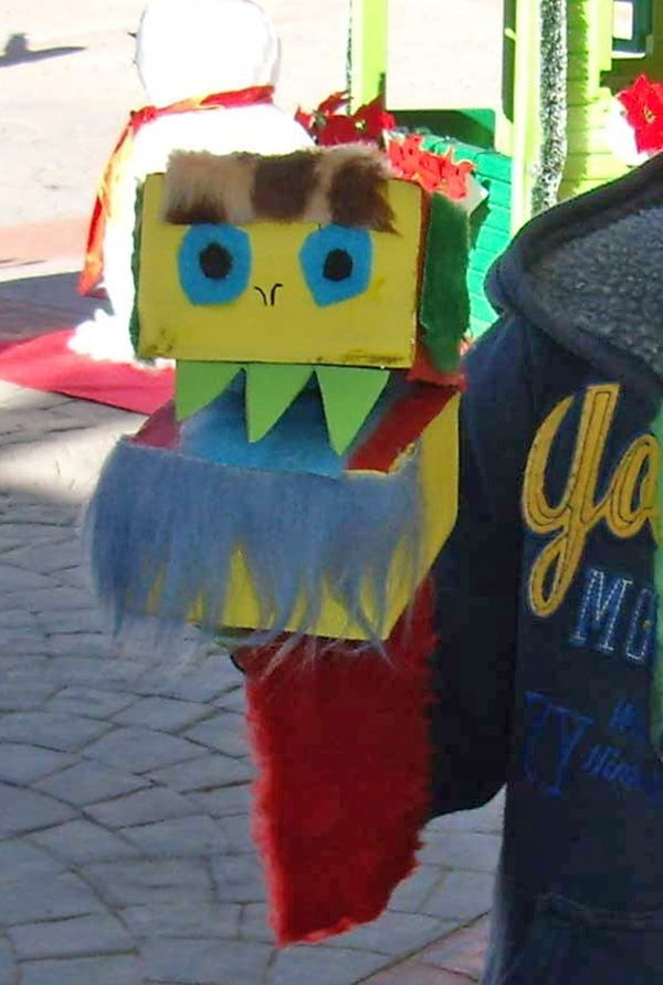 Títere de monstruo con material reciclado