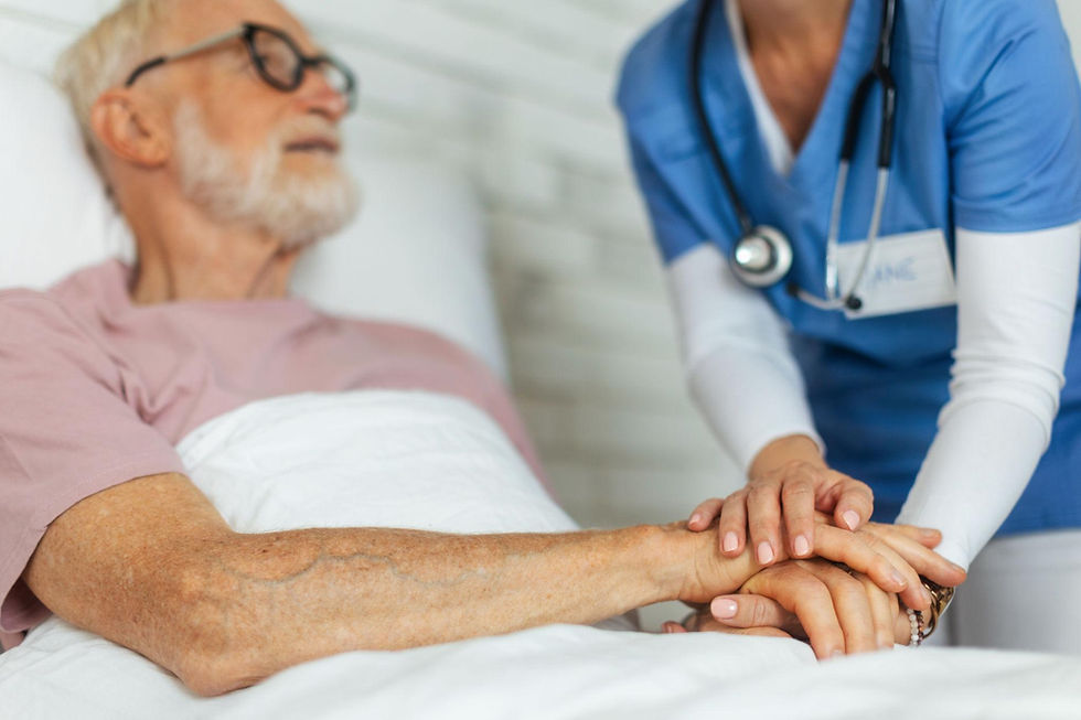 Profissional de saúde acolhe paciente durante atendimento em ambiente hospitalar, representando a humanização do cuidado prevista entre os princípios do SUS.