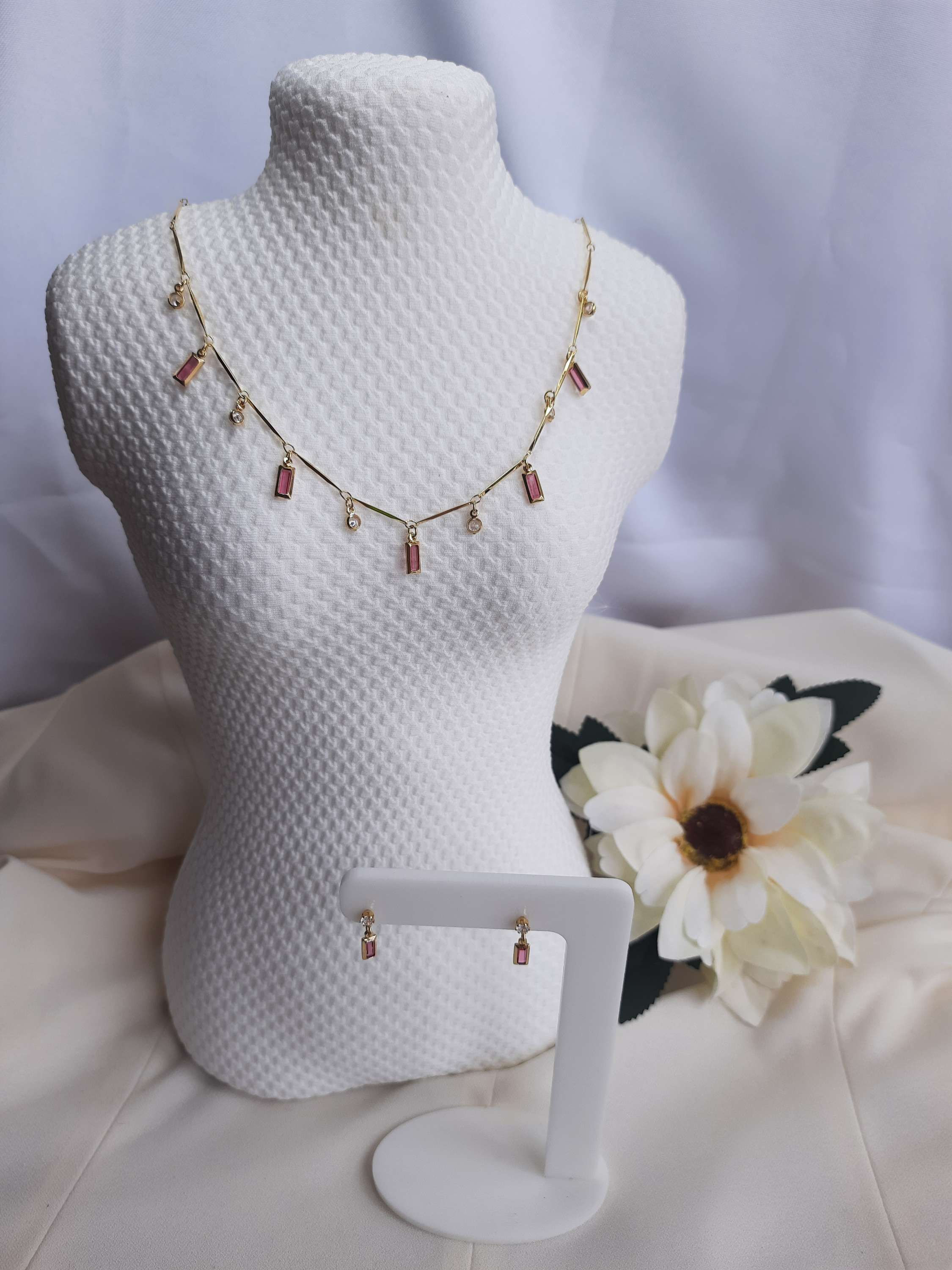 Conjunto Fio de Ouro, Ponto de Luz e Zircônias Magenta 