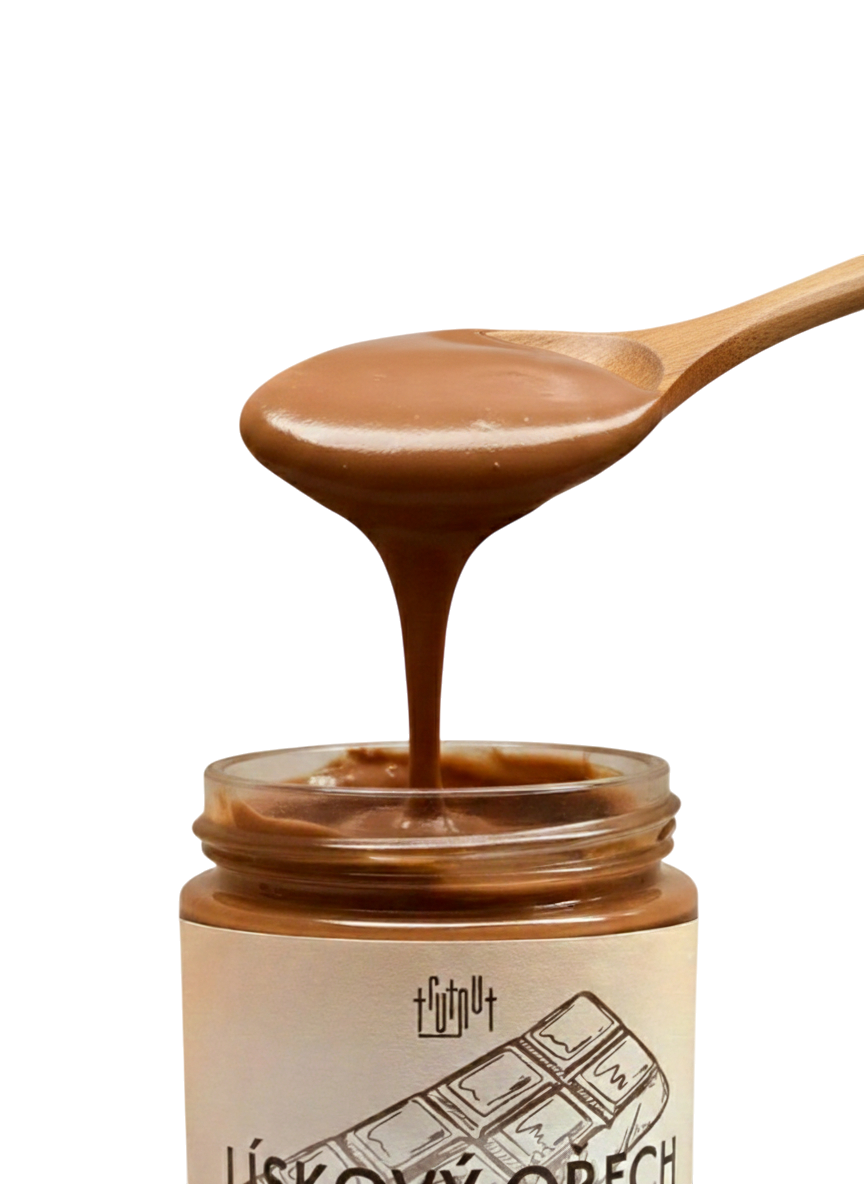 Tekutý čokoládovo-oříškový krém Trutnut na dřevěné lžíci nad otevřenou sklenicí.