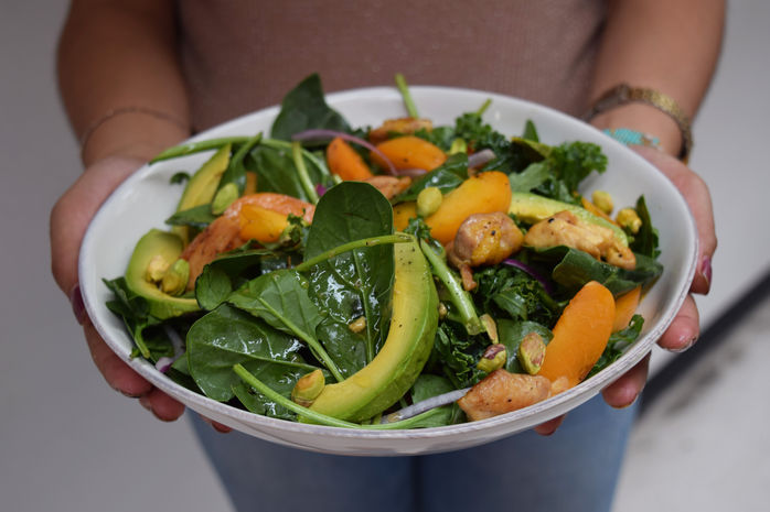 Ensalada de chabacano, pistache y pollo
