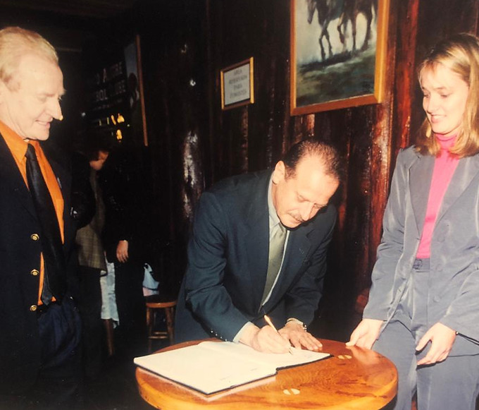 Dr. Heller e Tarso Genro assinando a ata.jpeg