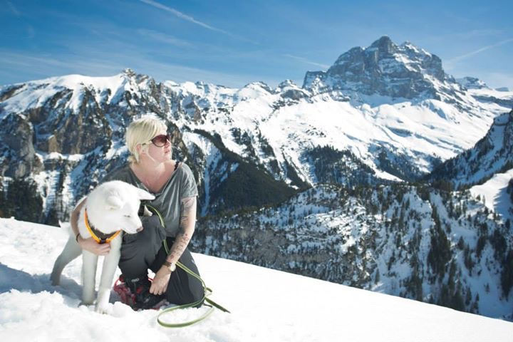 Mensch mit Hund in den Bergen