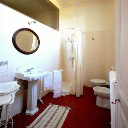 Dekoration des Damenzimmers: Sonne durch das Fenster, italienische Dusche, Toilette und Bidet 