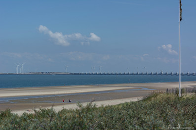 In de verte: de Oosterscheldekering