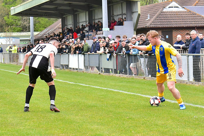 079 New Milton James Coat Brockenhurst Rian Drake during the New Milton vs Brockenhurst W
