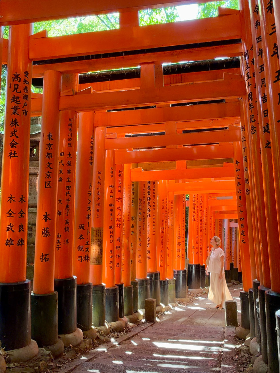 Die berühmten roten Torii des Fushimi Inari Taisha in Kyoto zählen zu den beeindruckendsten Sehenswürdigkeiten Japans.