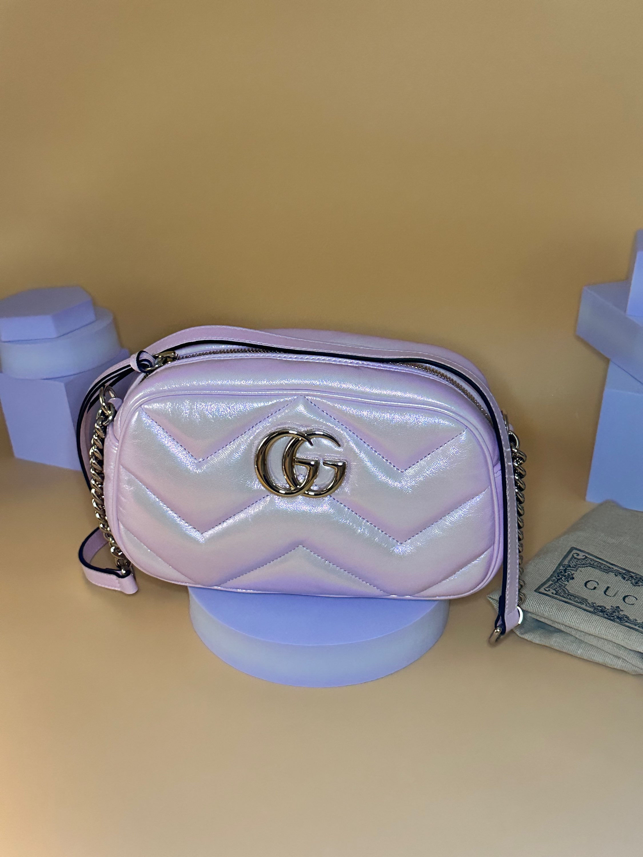 GUCCI SMALL MARMONT CAMERA IN PINK IRIDESCENT