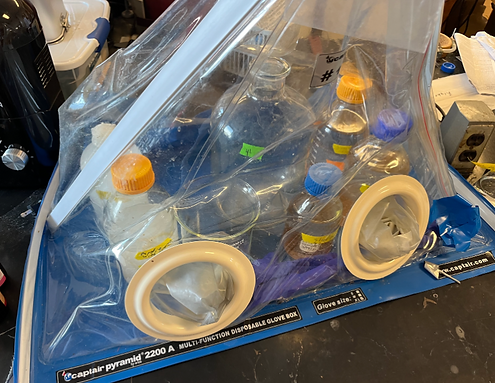 Glove box pumped with Nâ‚‚ gas with equipment to replace media