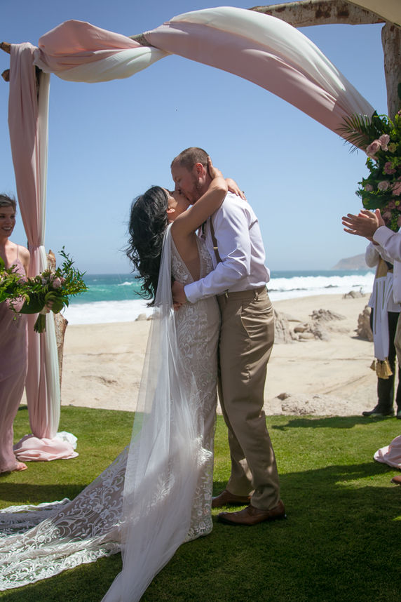 couple kissing at their wedding in los cabos
