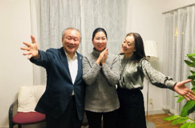 気さくに陽子さんを囲む、胎内記憶教育協会理事の池川明先生と土橋優子先生