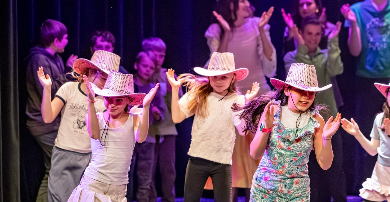 Musikalkurs för vuxna på Dance World i Järfälla & Västerort. Har du en dröm om att stå i strålkastarljuset? Vår kurs BROADWAY ELEMENTS på DANCE WORLD under ledning av Henry Alarcon & Teresa Perrelli ger vuxna chansen att släppa loss, sjunga, dansa, agera och glänsa i musikal, pop, rock och andra stilar. Våga ta plats och bli en del av gemenskapen till något större genom musikens magi. När du bokar den här kursen får du möjligheten att vara en del av våra egna uppsättningar. Till den här kursen erbjuder vi även platser för solosång i anslutning till kursen. Säkra din solosång plats under "BROADWAY VOCAL SESSIONS"