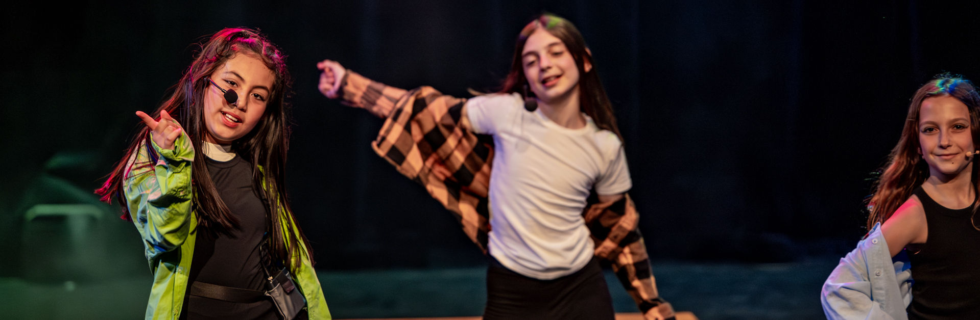 Musikalkurs för vuxna på Dance World i Järfälla & Västerort. Har du en dröm om att stå i strålkastarljuset? Vår kurs BROADWAY ELEMENTS på DANCE WORLD under ledning av Henry Alarcon & Teresa Perrelli ger vuxna chansen att släppa loss, sjunga, dansa, agera och glänsa i musikal, pop, rock och andra stilar. Våga ta plats och bli en del av gemenskapen till något större genom musikens magi. När du bokar den här kursen får du möjligheten att vara en del av våra egna uppsättningar. Till den här kursen erbjuder vi även platser för solosång i anslutning till kursen. Säkra din solosång plats under "BROADWAY VOCAL SESSIONS"