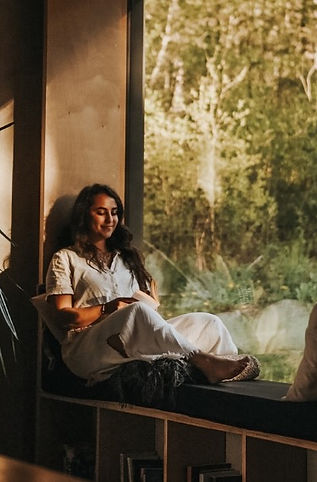 fille qui lit un livre.jpeg