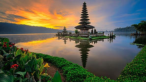 Ulun Danu Beratan Temple floating on Lake Beratan with mountains in the background